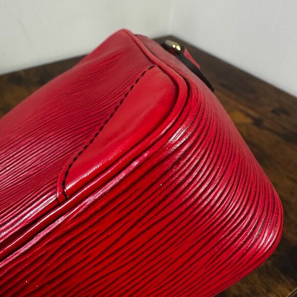 Louis Vuitton Vintage Trocadero 24 Red Epi Leather Crossbody Bag - Picture 14 of 16
